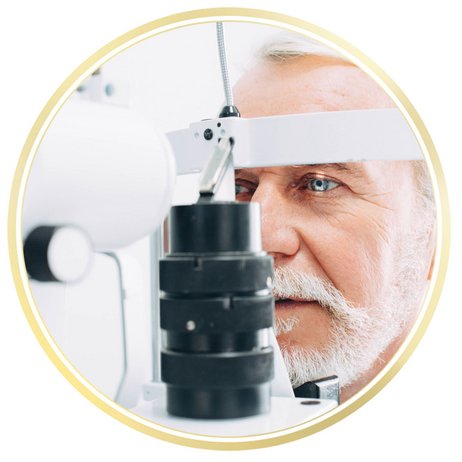 Ein älterer Mann mit weißen Bart wird beim Augenarzt untersucht